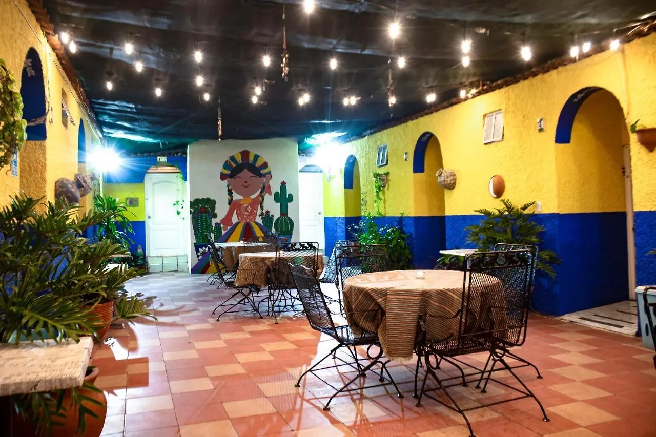 Hotel Media Luna Tlaquepaque