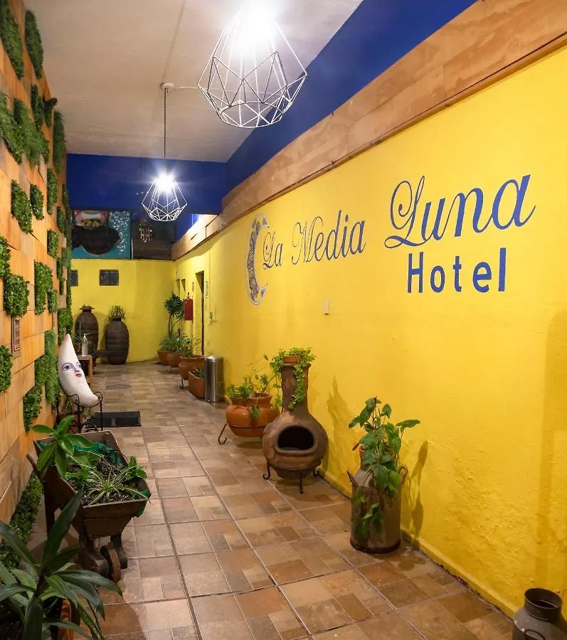 Hotel Media Luna Tlaquepaque