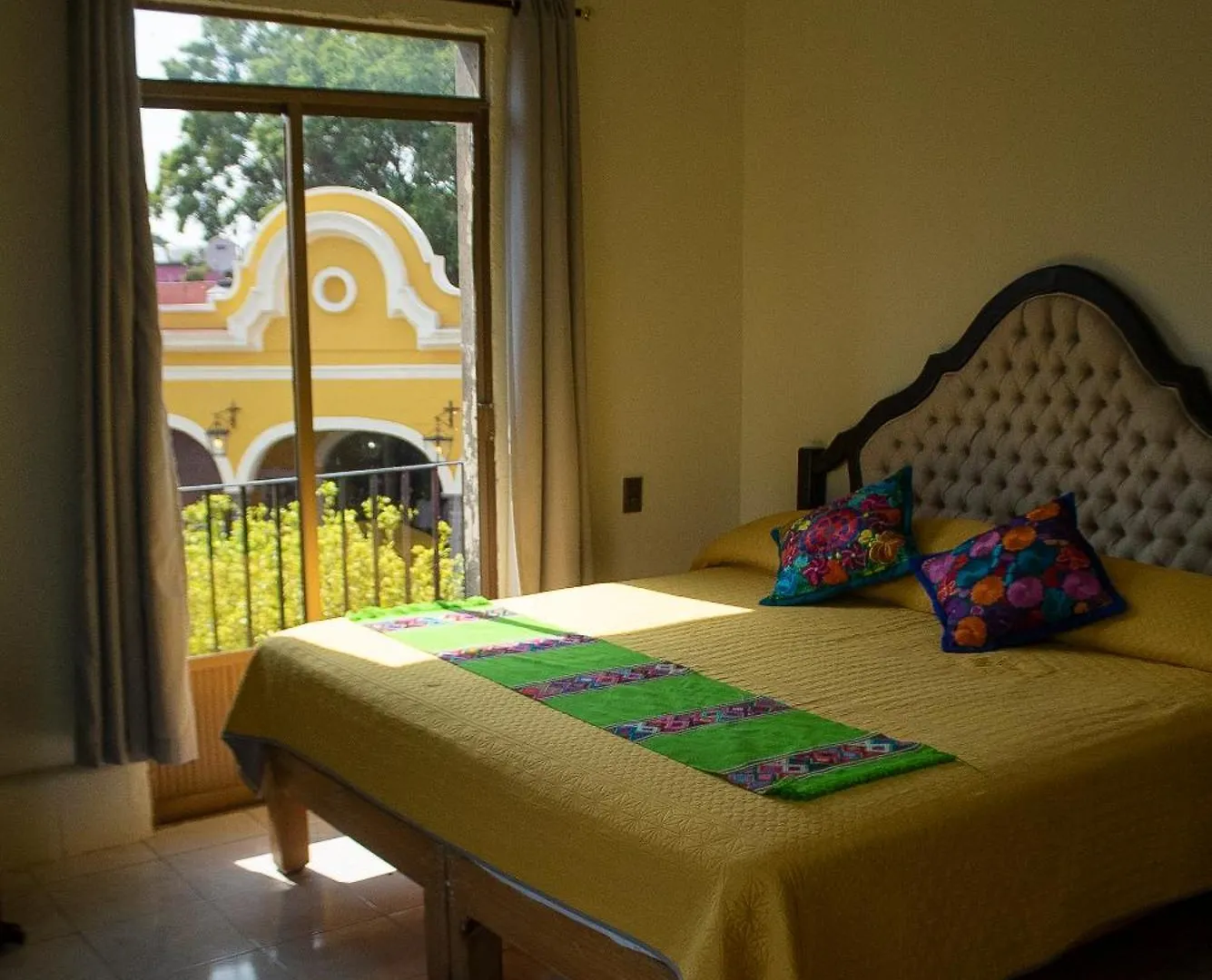 Hotel Media Luna Tlaquepaque