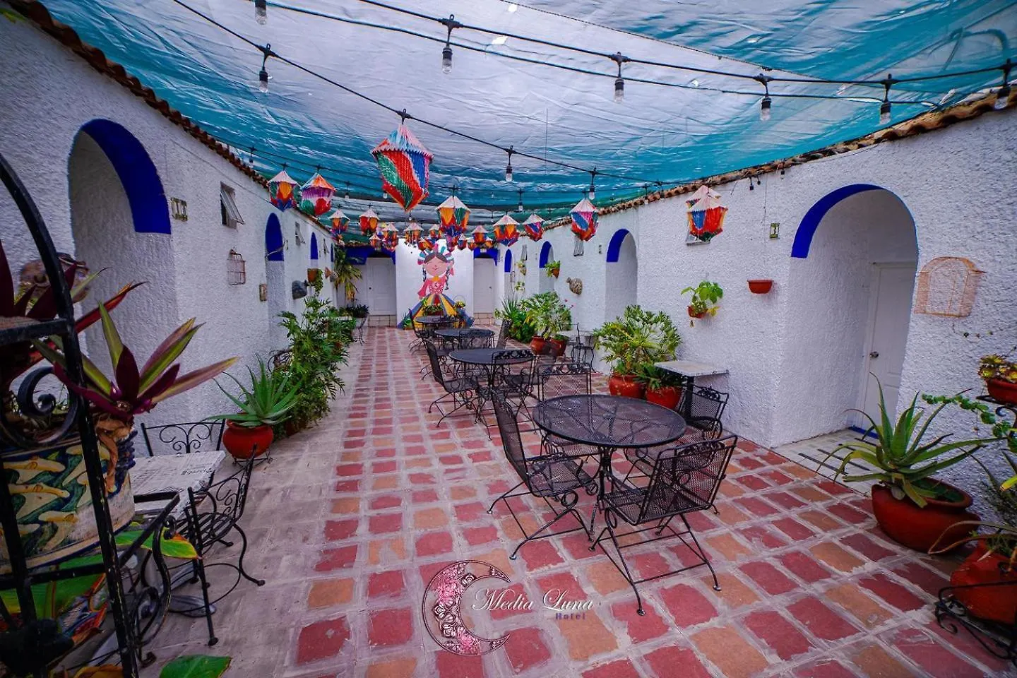 Hotel Media Luna Tlaquepaque 3*,