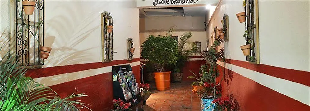 Hotel Media Luna Tlaquepaque